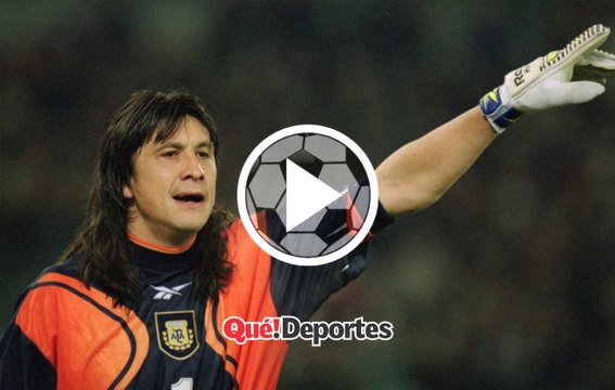 El increíble codazo del Mono Burgos (que sólo lastimó al balón)