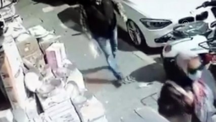 İZMİR - Mağaza önündeki tezgahtan televizyonun çalınması kameraya yansıdı