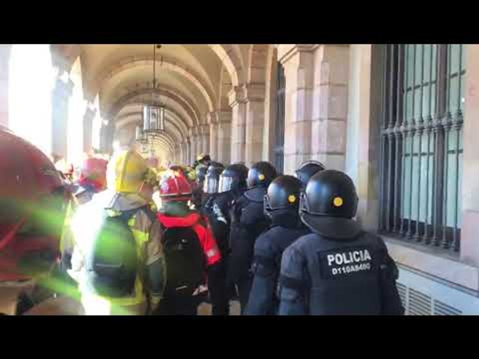 Tensió a les portes del Parlament per la concentració de metges i Bombers