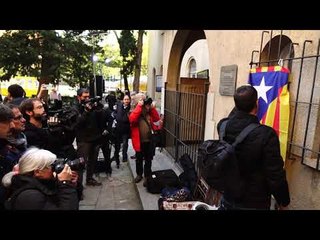 La senyera, al costat de la placa de la 'caputxinada'