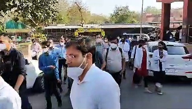 .रेजिडेंट डॉक्टर्स ने किया दो घंटे कार्य बहिष्कार