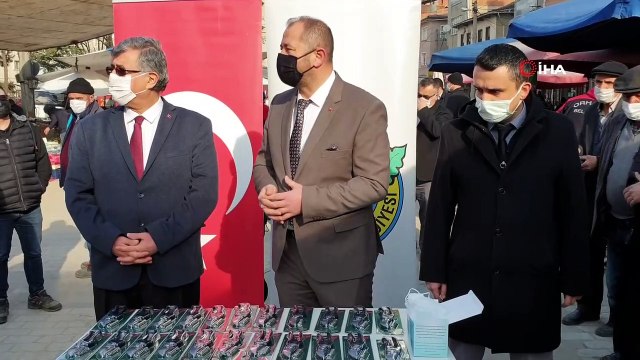 Çiftçilere budama makası hediye edildi