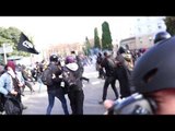 Els mossos carreguen contra els manifetants a Drassanes