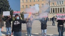 Estudiantes griegos protestan contra represión policial y reforma educativa