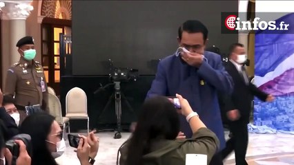Le Premier ministre thaïlandais Chan Ocha vaporise un désinfectant sur les journalistes: agacé par les questions