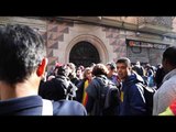 Manifestants fan retrocedir als mossos al Carrer Ample