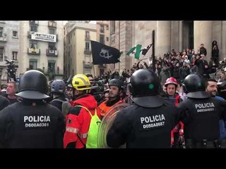 Tensió entre Mossos i manifestants a la llotja de Mar