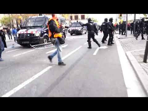 Corredisses i cops de porra dels mossos a la Via Laietana