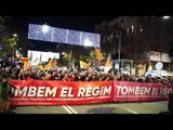 Els manifestants canten Els segadors en arribar la capçalera a la Gran Via