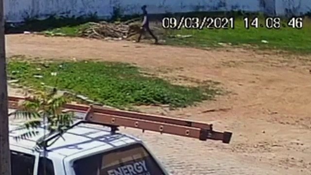 Imagens de câmeras de segurança flagram homem roubando moto estacionada em calçada, em Sousa