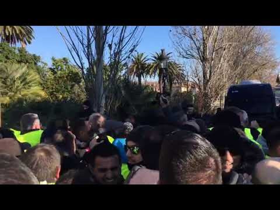 Els taxistes intenten forçar l'entrada al parc de la Ciutadella