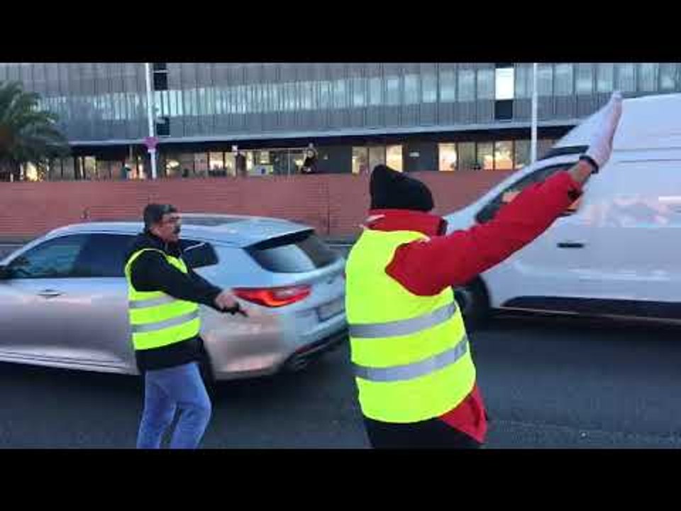 Els taxistes tallen la Ronda Litoral