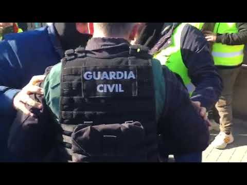 Ferit un guàrdia civil per les protestes dels taxistes al Port