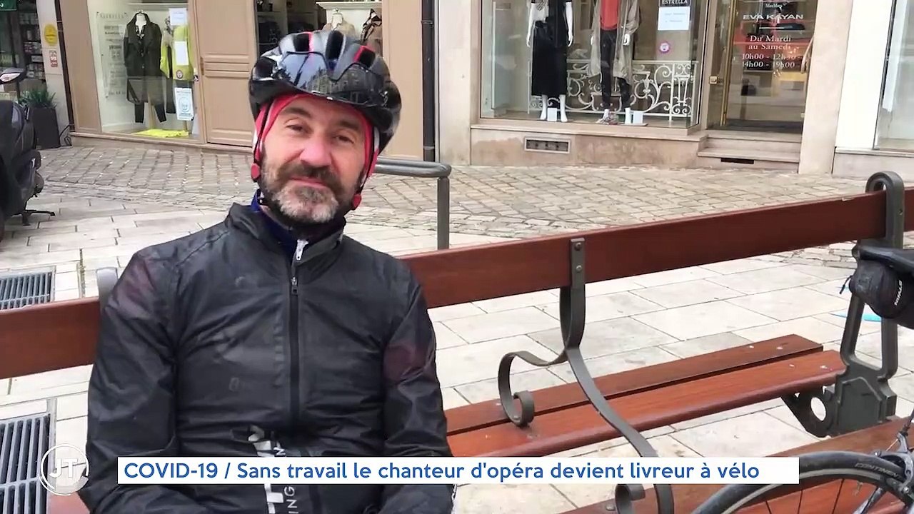 COVID-19 / Sans travail le chanteur d'opéra devient livreur à vélo