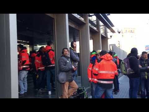Els Bombers protesten davant la conselleria d'Interior