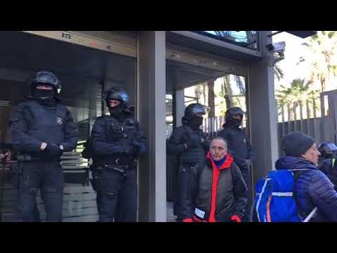 Els Mossos blinden la conselleria d'Interior per impedir l'entrada dels Bombers