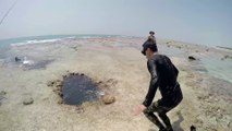 Il plonge dans un trou mystérieux en bord de mer et disparait