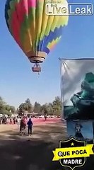 Un touriste reste accroché à une montgolfière et va vivre le pire moment de sa vie...