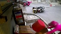 İzmir'de iki kuryenin kafa kafaya çarpıştığı feci kaza kamerada