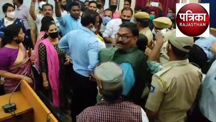 वीडियो : जिला परिषद में हंगामा, भाजपा-कांग्रेसी आमने-सामने