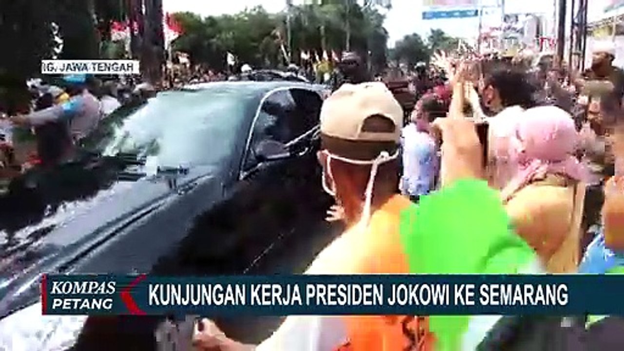 Jokowi Bagikan Kaus dan Bingkisan Saat Kunjungan ke Semarang