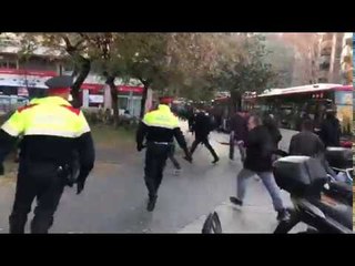 Corredisses de mossos i CDR a la plaça Lesseps