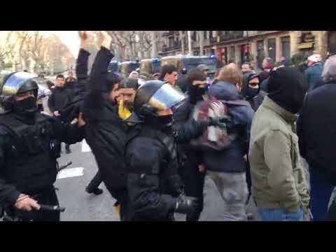 Els CDR tornen a ocupar la Gran Via després que els Mossos els hagin desallotjat