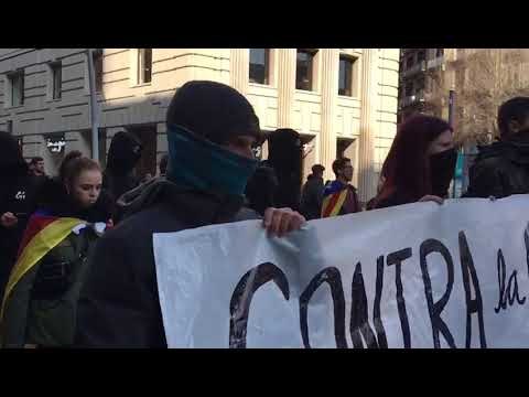 21-F: Els manifestants van a plaça Catalunya per carrer Pelai
