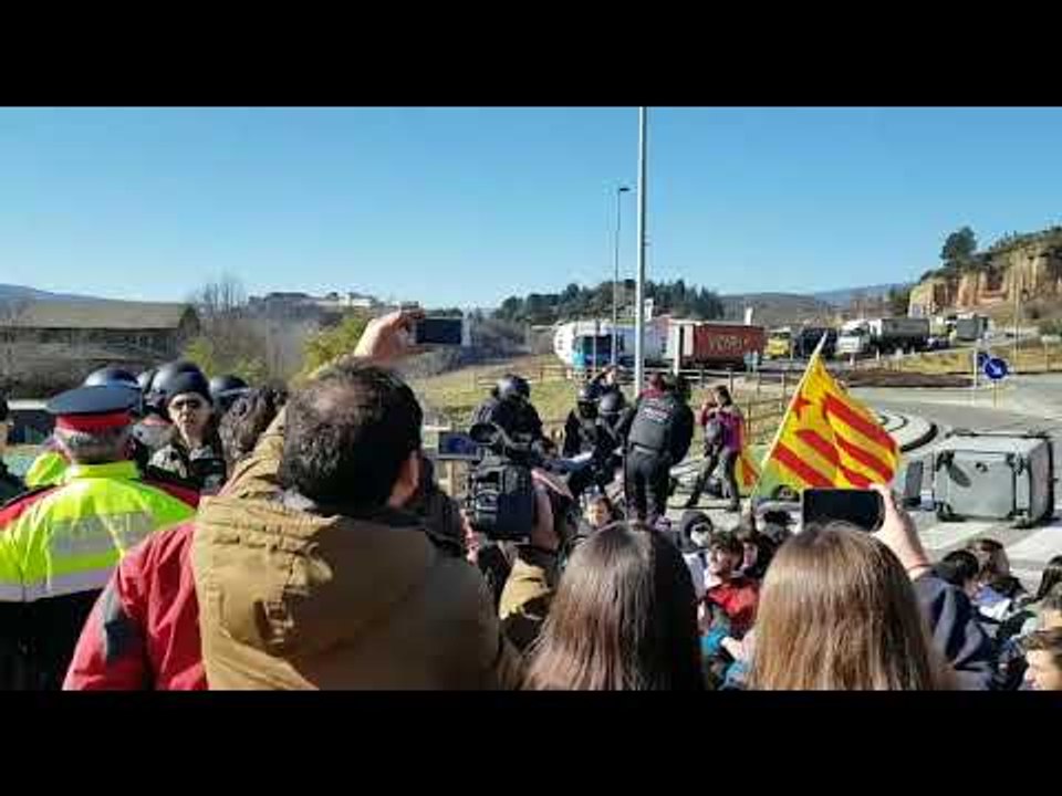 21-F: Així han desallotjat els Mossos als manifestants de la Seu d'Urgell