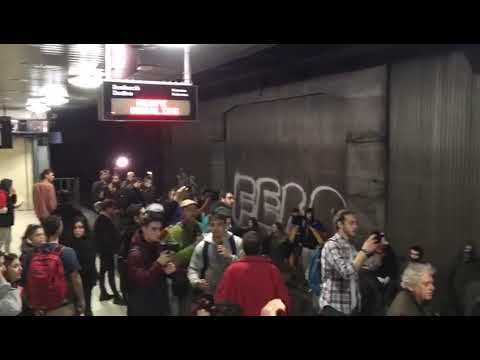 21-F: Manifestants ocupen les vies del tren a plaça Catalunya