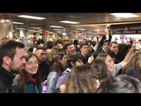 Canten 'L'Estaca' a l'estació de tren de plaça de Catalunya