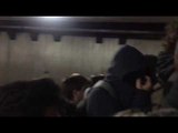 21-F: Manifestants surten de les vies del tren de l'estació de Renfe de plaça Catalunya