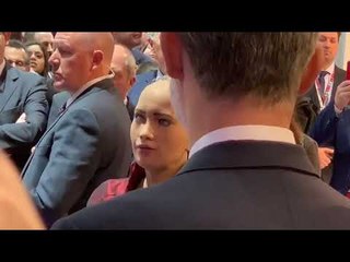 El Rei coneix el robot Sofia al Mobile