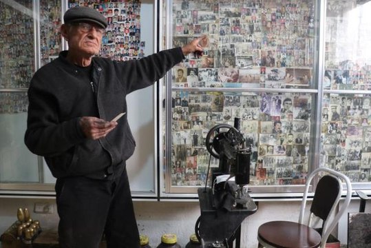 Ayakkabı boyacısı yaşlı adam yıllardır ölen ve yaşayan insanların fotoğraflarını biriktiriyor