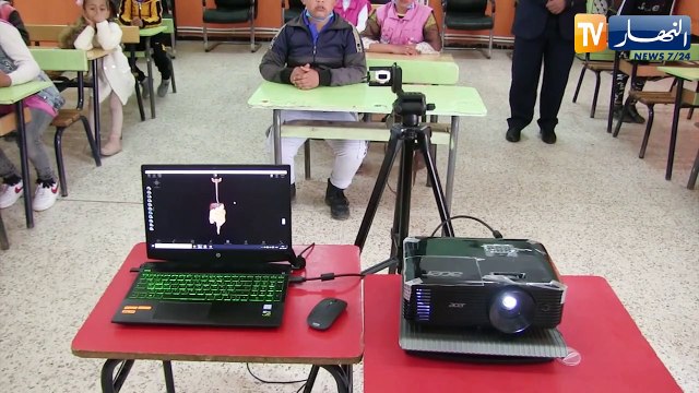 سوق أهراس: سبورة ذكية..من أبتكار أستاذ لتلقي الدرس بطريقة سهلة وواضحة