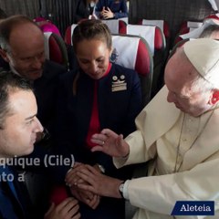 Il Papa sposa una coppia di assistenti di volo... in volo!