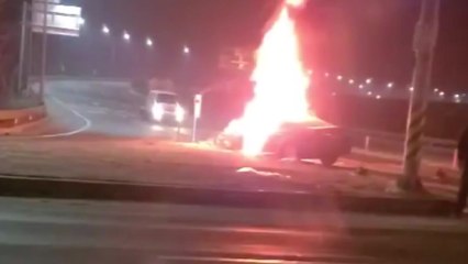 화재 차량 앞에 쓰러진 운전자 대피시킨 미화원들..."생명 이상 없어" / YTN