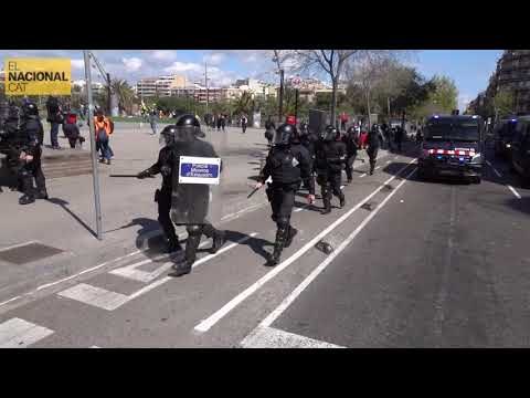 Mossos desallotgen antifeixistes del carrer Tarragona
