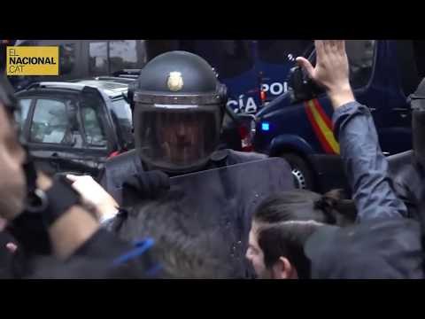 Així va ser la sortida de la Policia Nacional del col·legi Ramon Llull
