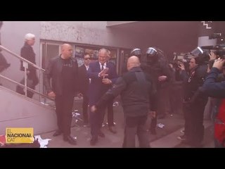 La comitiva del PP surt escoltada de la UAB