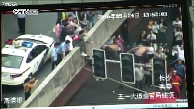 İntihar etmekten vazgeçen genci vura vura aşağı attılar!