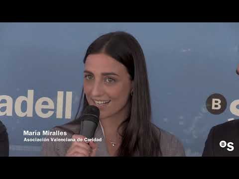 Entrega dels xecs solidaris a l'Open Banc Sabadell