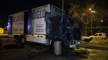 İzmir’de kamyondan çıkan yangın yanında bulunan araca da sıçradı