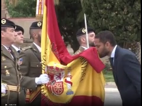El candidat de Vox a Barcelona, Ignacio Garriga, jura la bandera espanyola