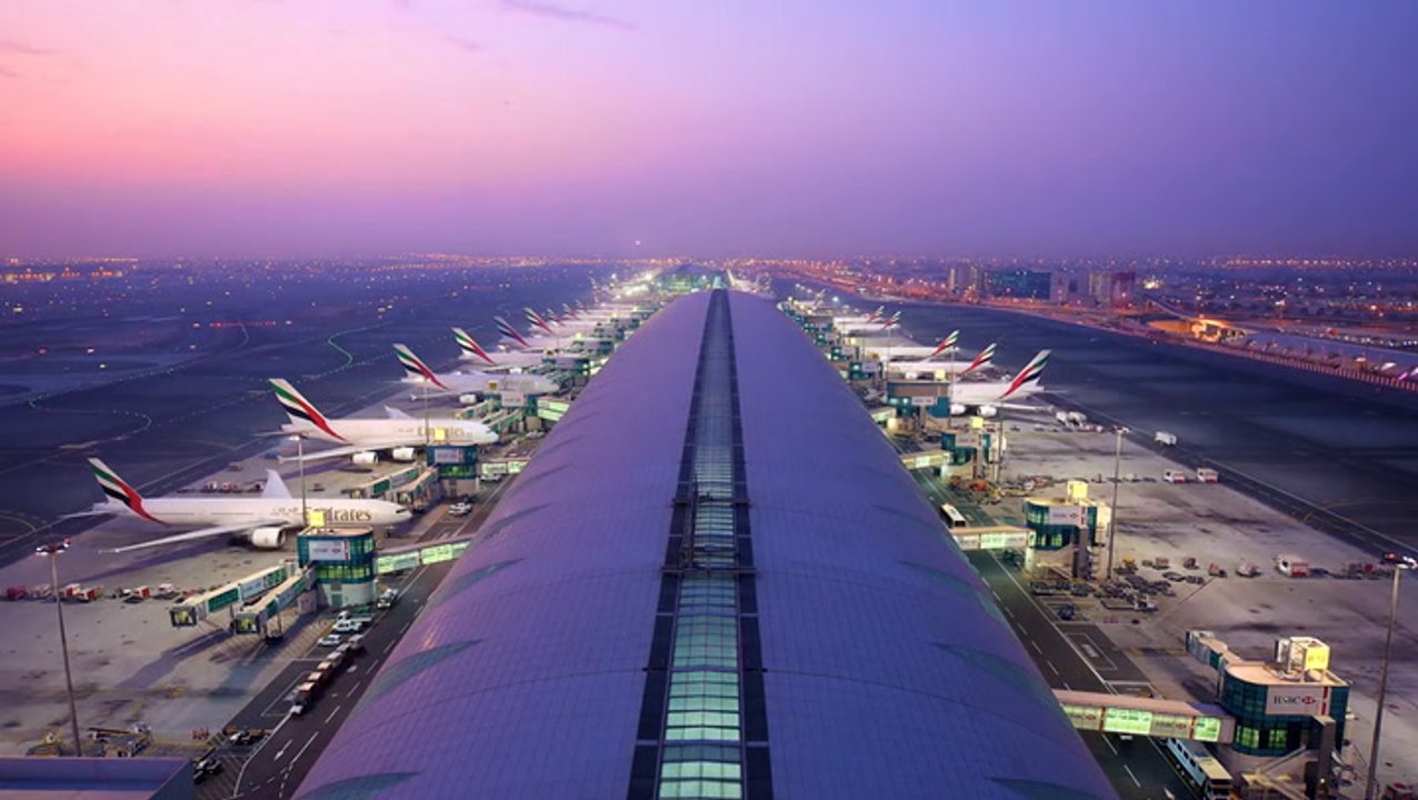 Timelapse of Emirates fleet at Dubai International Airport