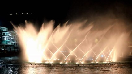 Dubai Fountain dances to Michael Jackson's Thriller
