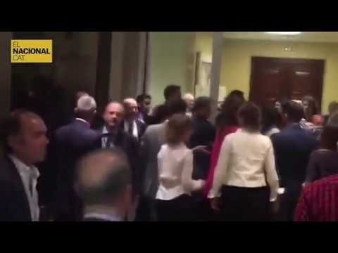 Els diputats presos s'acomiaden dels seus companys als passadissos del Congrés