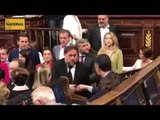 Oriol Junqueras le da la mano a Pedro Sánchez