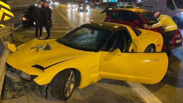 Bariyerlere çarpan lüks otomobili bırakıp kaçtı