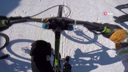 Zirvede adrenalin dolu inişini kask kamerasıyla görüntüledi